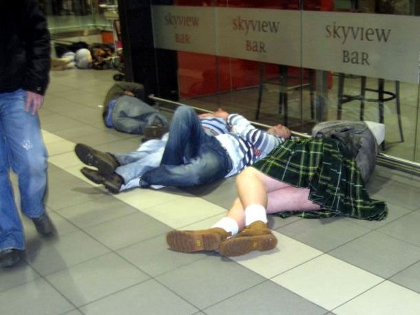 Awkward_Sleeping_Positions_Of_People_23