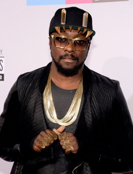 40th-American-Music-Awards-2012-will_i_am-wearing-gold-hat-chain-rings-black-cover-up-jacket-Sneakers-1