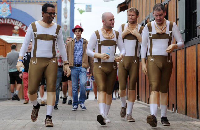 all_the_beer_girls_and_debauchery_of_oktoberfest_2013_640_42