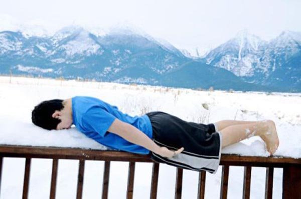 fnny-guy-snow-fall-plank