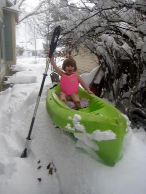 funny-child-snow-boat