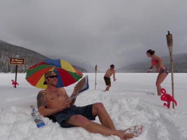 funny-drunk-teenagers-party-snowfall