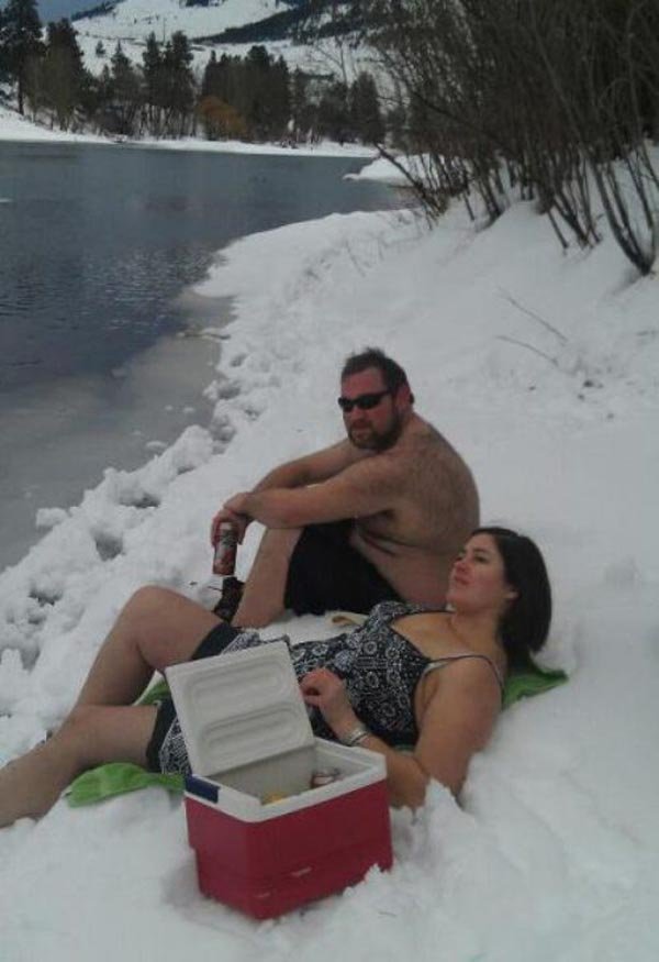 funny-fail-couple-sunbath-in-snow-fall