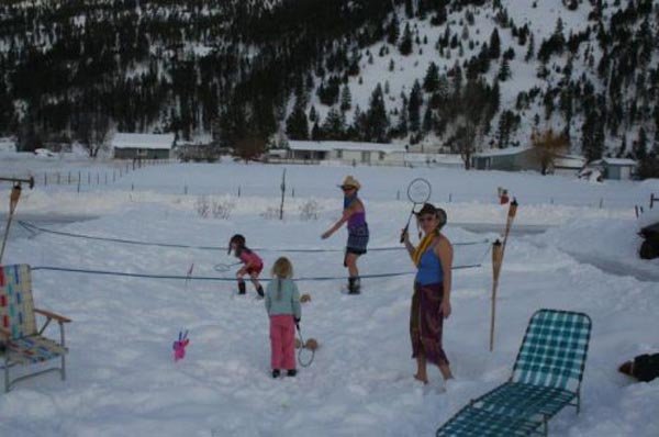 funny-family-playing-bedminton-in-snow-fall