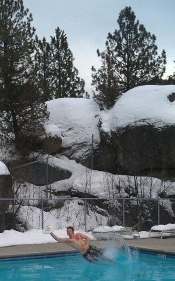 funny-guy-pool-bath-in-snow-fall
