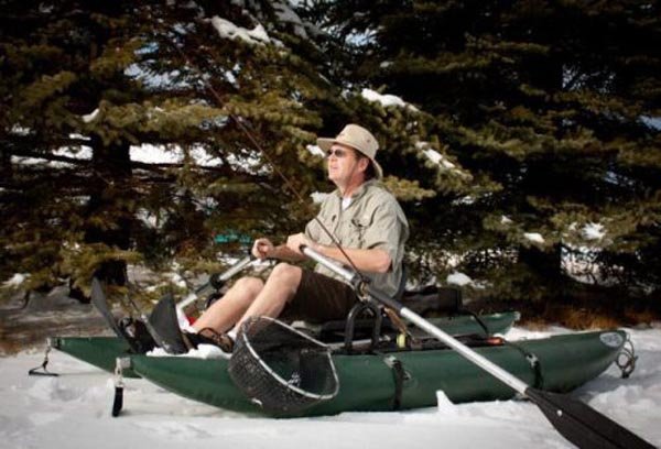 funny-man-snow-rafting