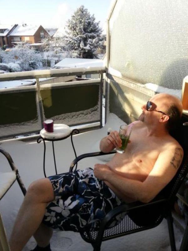 funny-man-sunbath-in-snowfall