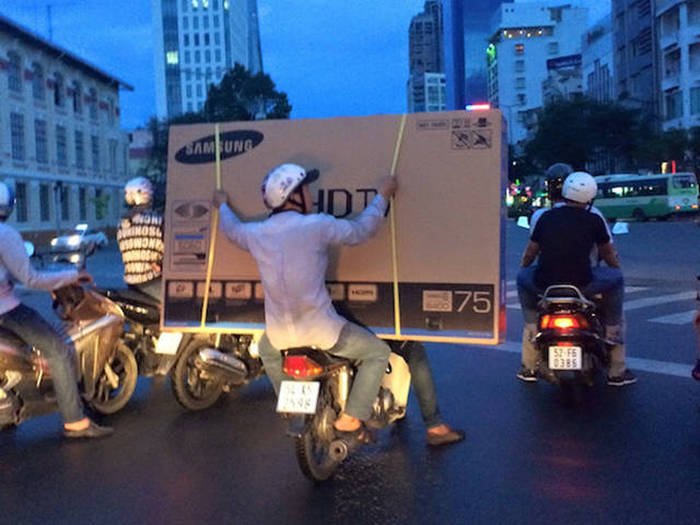 its-amazing-what-you-can-see-while-youre-commuting-1