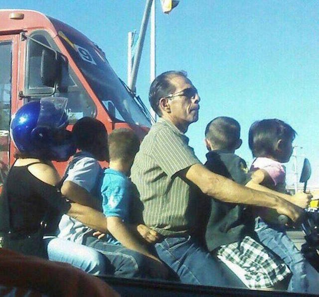 its-amazing-what-you-can-see-while-youre-commuting-11