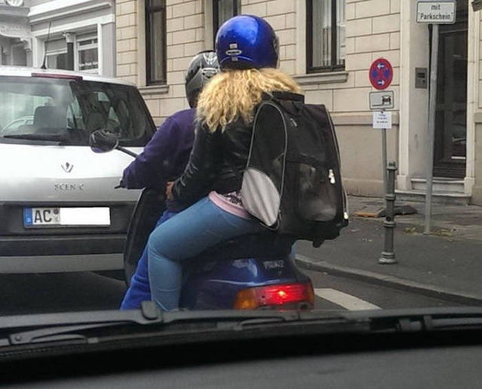 its-amazing-what-you-can-see-while-youre-commuting-12