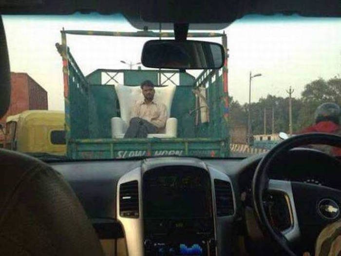 its-amazing-what-you-can-see-while-youre-commuting-15