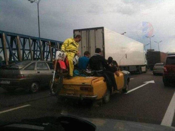 its-amazing-what-you-can-see-while-youre-commuting-16