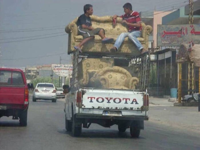 its-amazing-what-you-can-see-while-youre-commuting-22