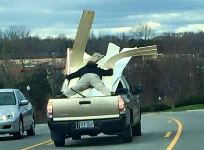 its-amazing-what-you-can-see-while-youre-commuting-29