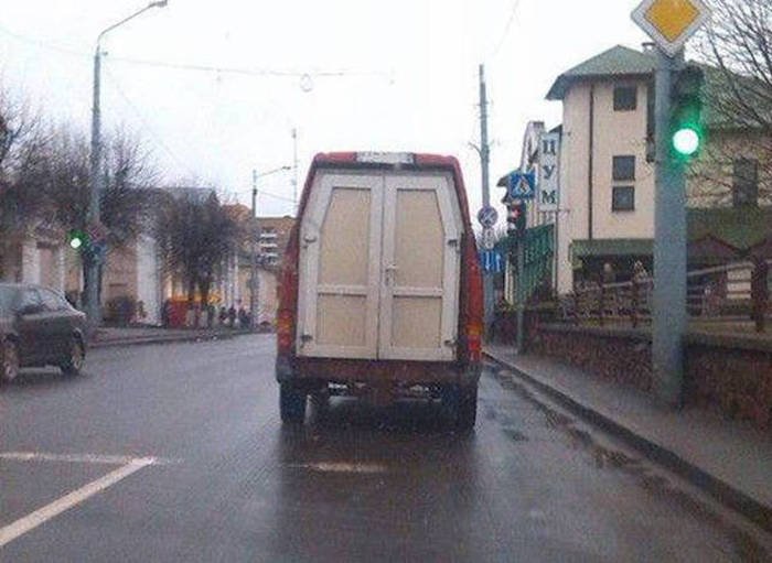 its-amazing-what-you-can-see-while-youre-commuting-9