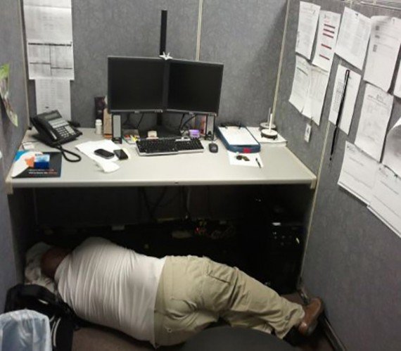 Funny-People-Sleeping-at-Work-2-570x499